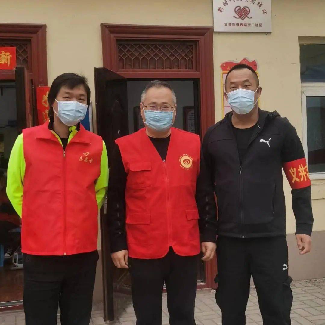 社区防疫志愿者王重阳在抗疫活动中(右二)王重阳参与抗疫活动(左二)