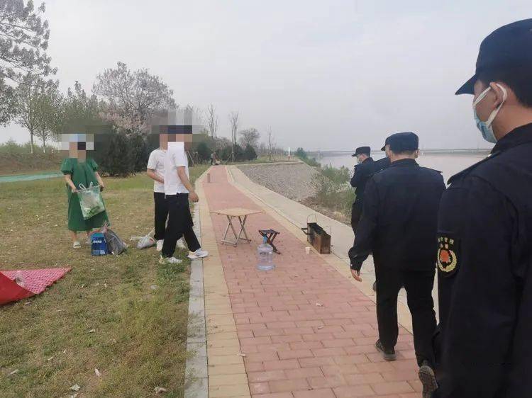 當日,在黃河大堤附近,執法人員發現有5處市民自行點爐燒烤的現象,當即