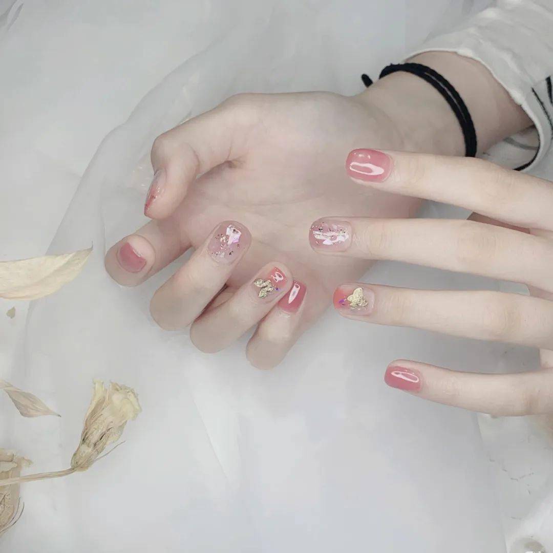 短指甲的美甲款式特别适合学生党和上班族哦