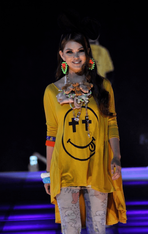 昆凌早年的职业是模特,活跃于各种t台上.