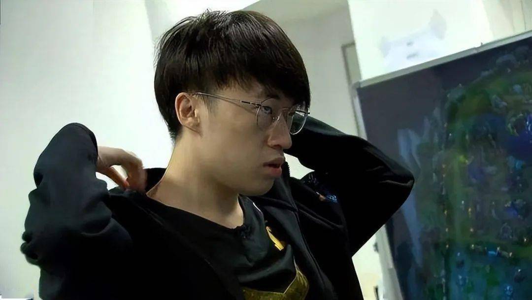 荔枝姐再爆焕峰黑料pua女朋友还放话要在饮料中下毒给队友喝