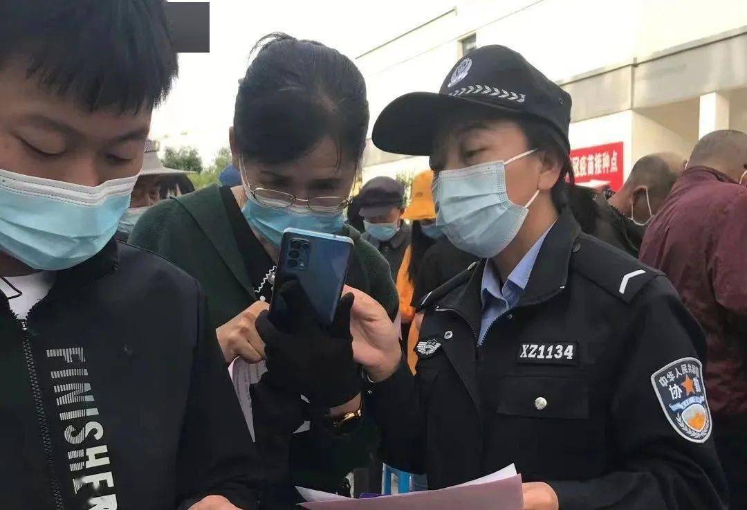 在秩序穩定後,民警現場指導居民掃碼註冊