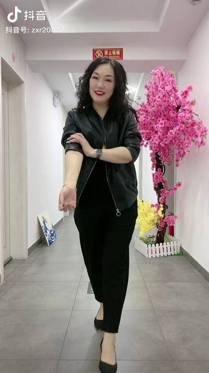 这款皮衣搭配哈伦裤视频主播身高有一米六五一百三十七斤穿三皮衣两