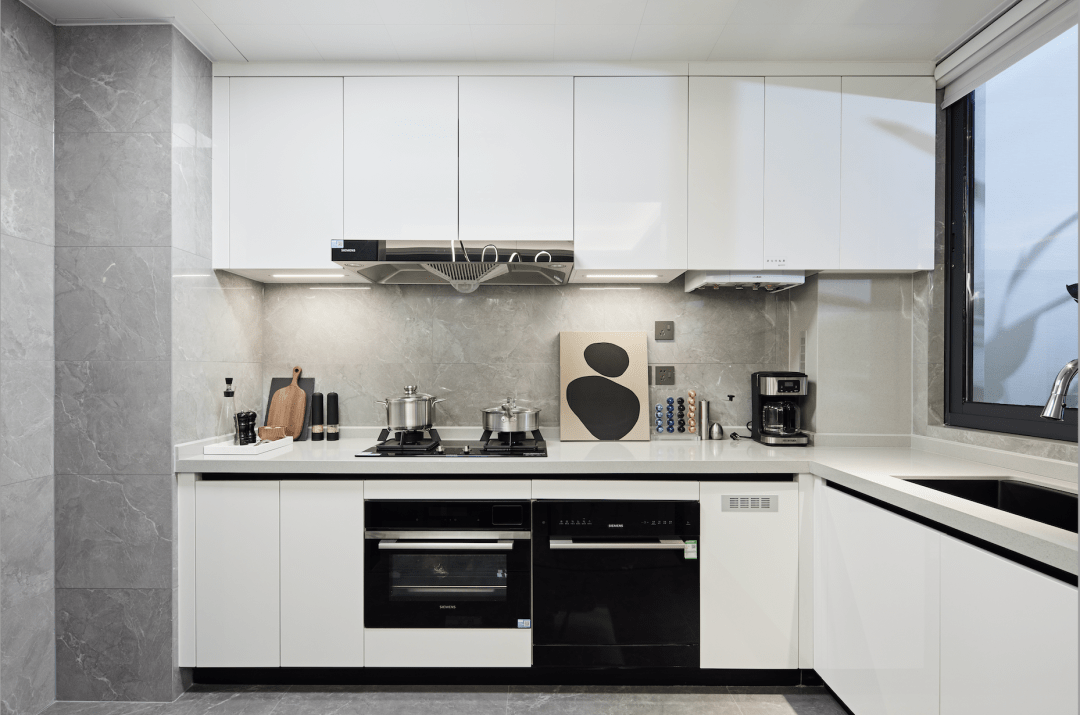 再拿最烧钱的厨房为例,西门子四件套配套齐全(油烟灶具,烘烤一体机