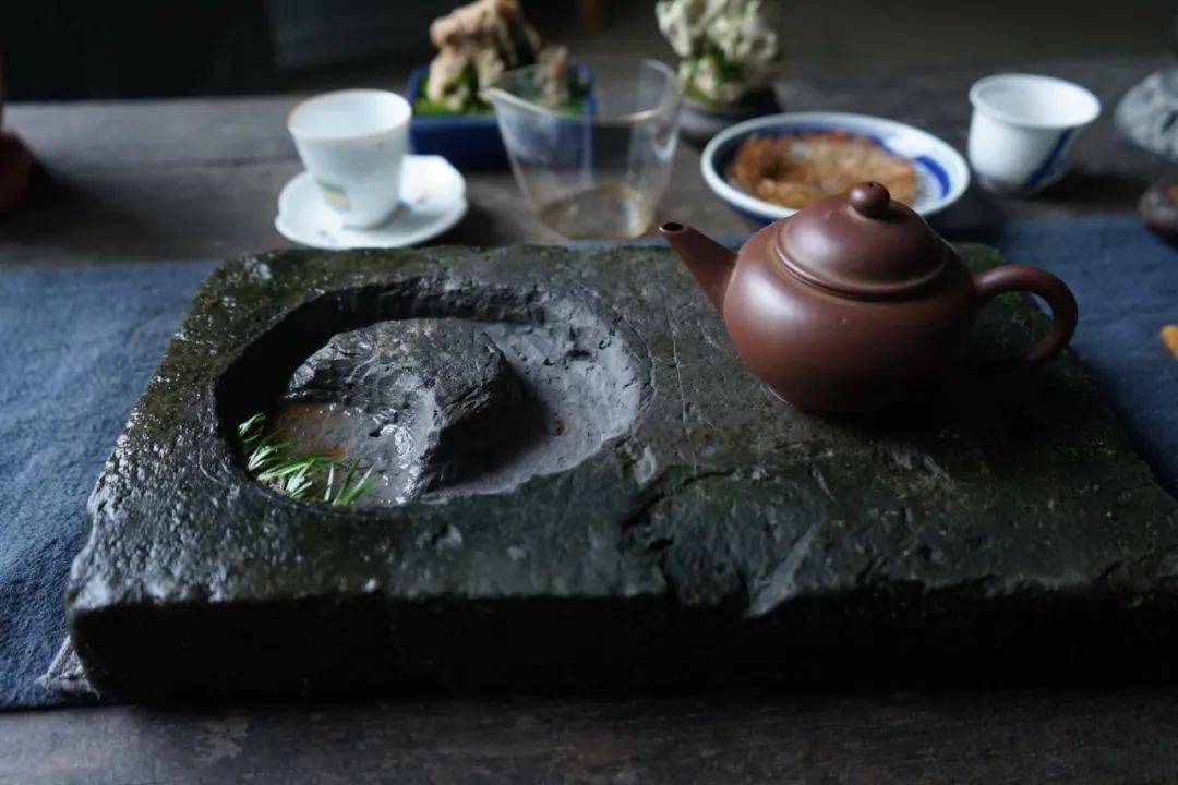 这个植法是受到蒲友菖狂兄的启发而来,有人建议在茶台部位刻个字,我