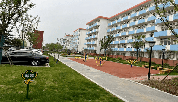 停车位,宽敞的柏油马路,葱郁青翠的花草树木……如今走进济东新村社区