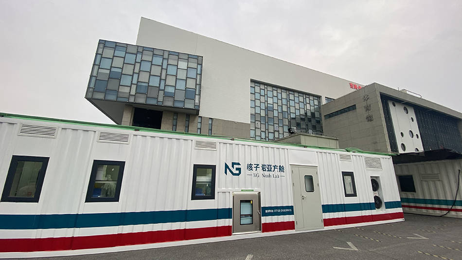 4月14日下午,在上海市浦东新区曹路体育中心的核子华曦核酸检测方舱