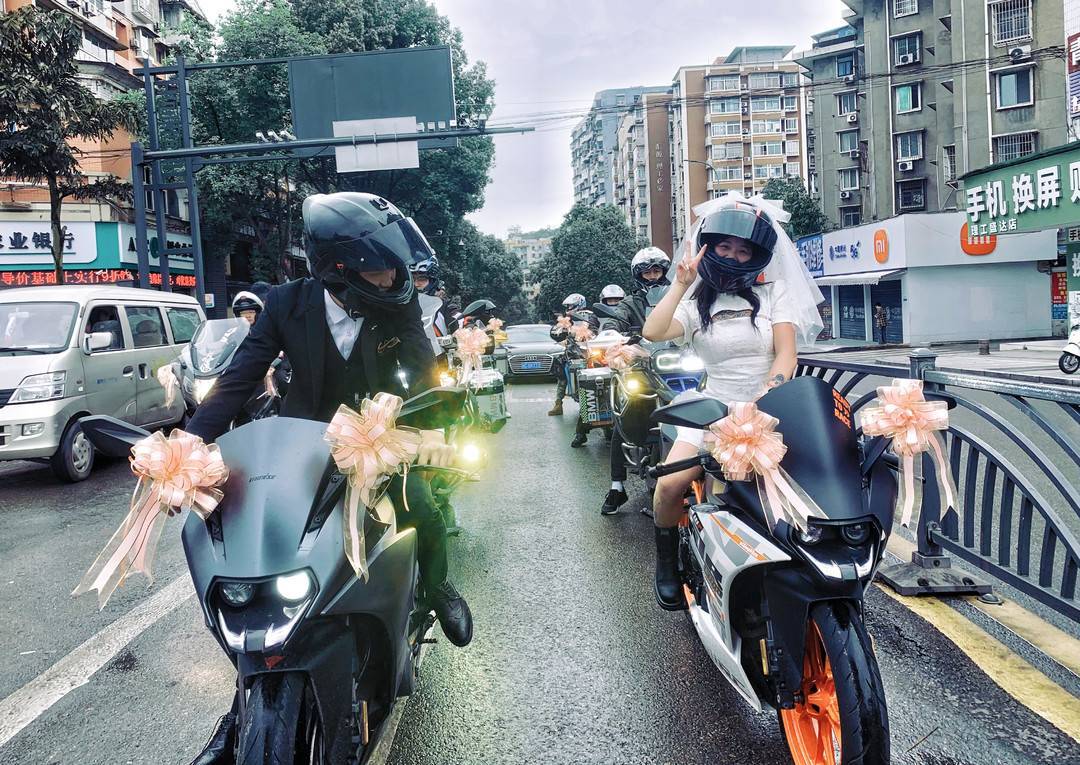 30秒25岁新婚夫妻举行机车婚礼机车新娘疫情结束希望用摩旅来补上蜜月