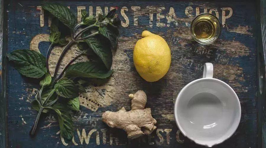 材料:生姜5片 核桃5个做法:锅中加两碗水,然后放入核桃仁和姜片,煮沸