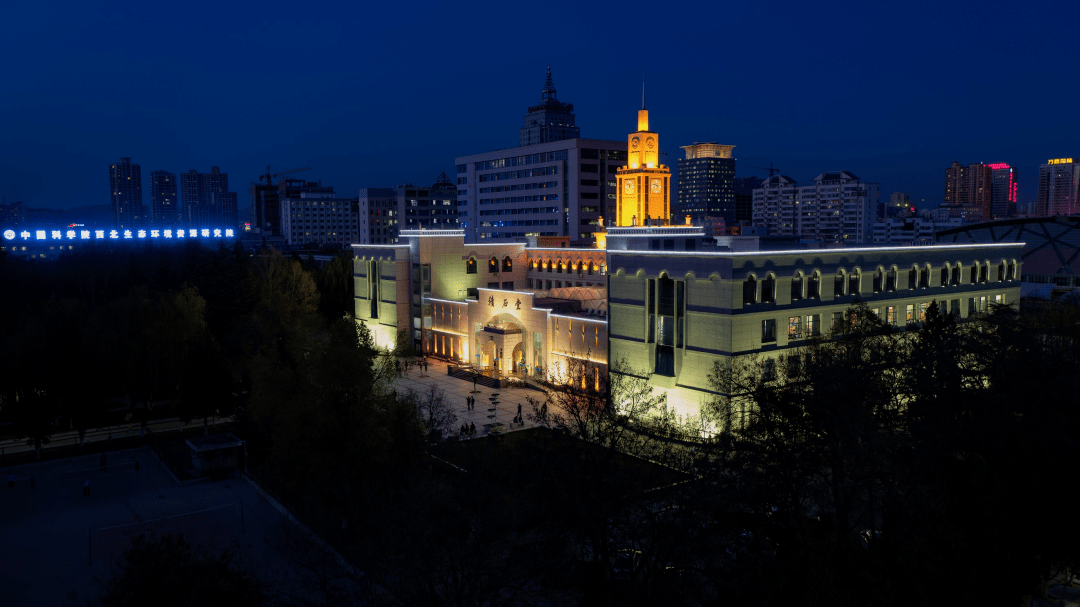 實驗室窗外,夜幕下的積石堂高層樓頂拍攝的