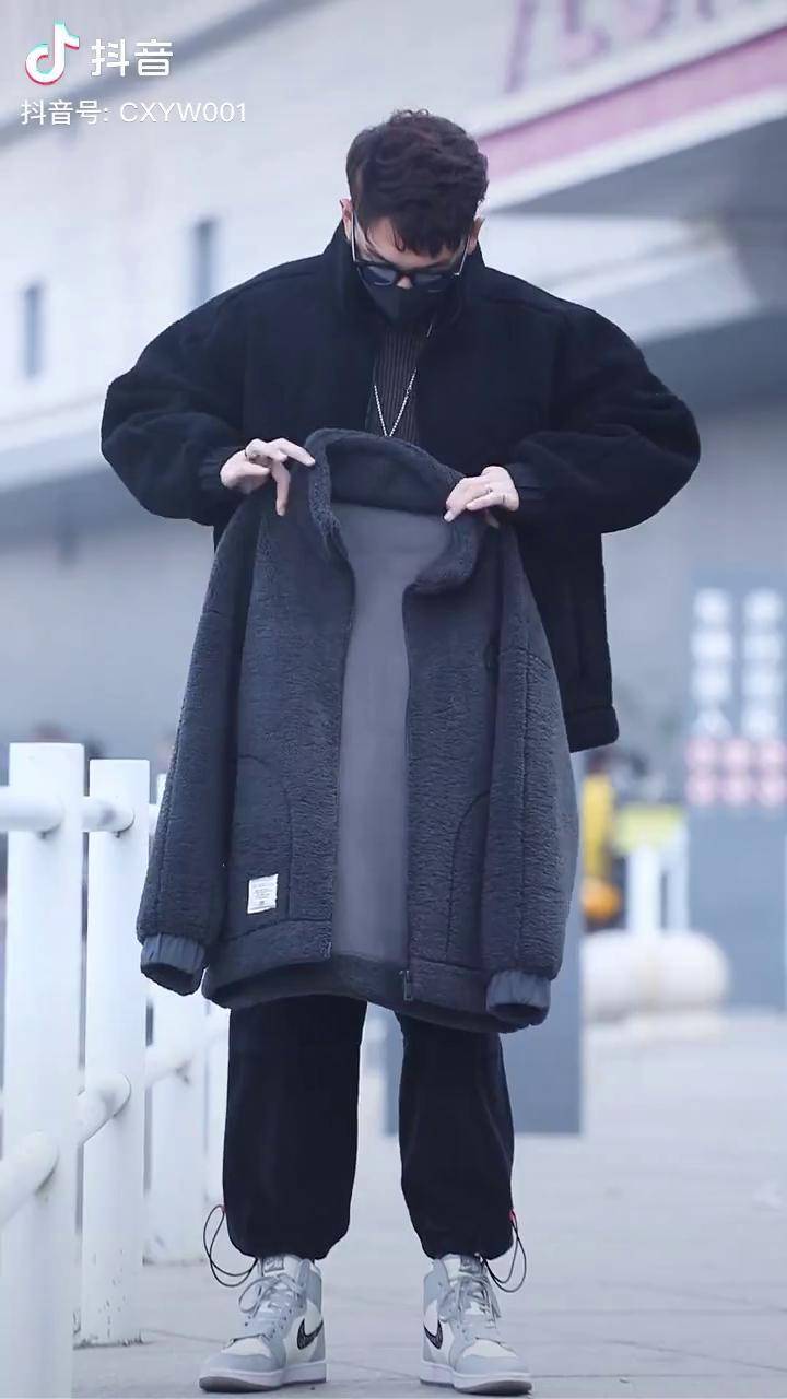 时尚街拍男生穿搭潮流穿搭潮酷穿搭男装一句话告别2021宝妈帅哥颗粒绒