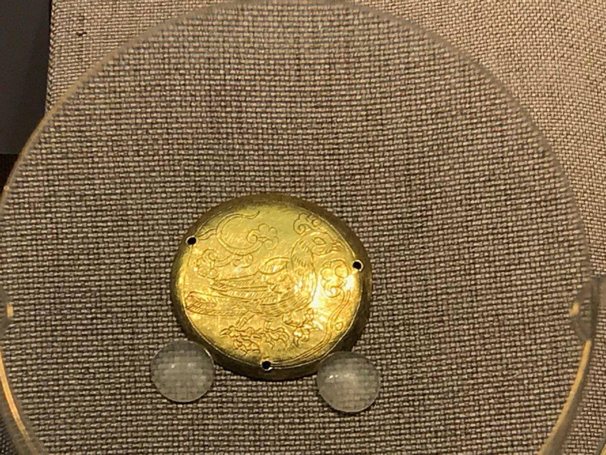 这个银的月桂,玉兔和嫦娥,代表月亮.金银平脱扇形漆盒.