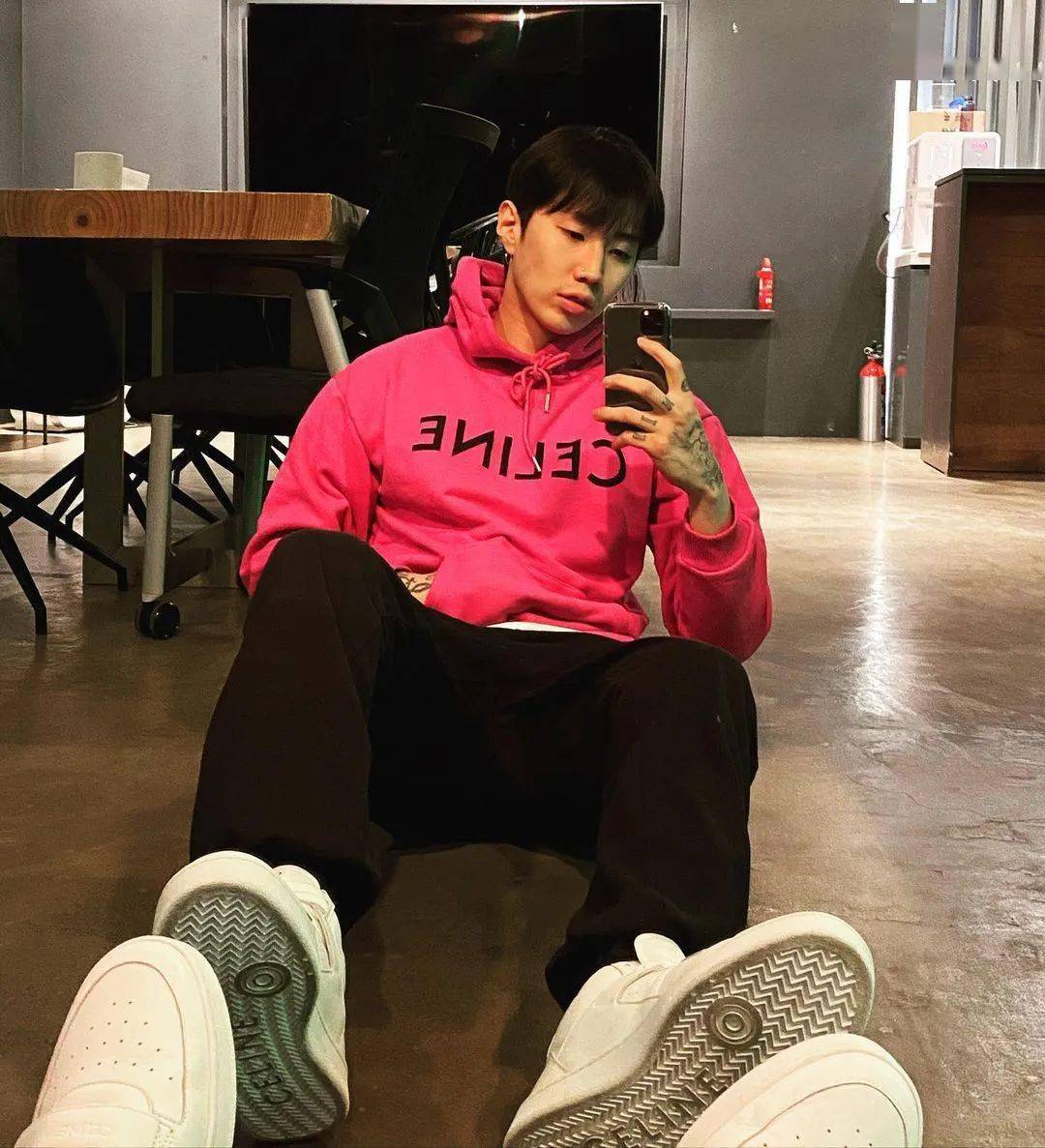 纹身男孩都穿什么风格?_朴宰范_硬汉_王信凯