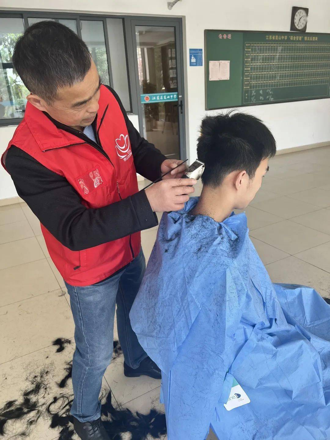 尽管只有推子梳子等简易工具手艺也不够精湛但他们依旧用心设计