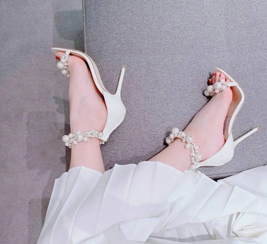 时尚高跟鞋早春时尚一字带珍珠凉鞋前足弓和足踝绑带经人工精心嵌饰