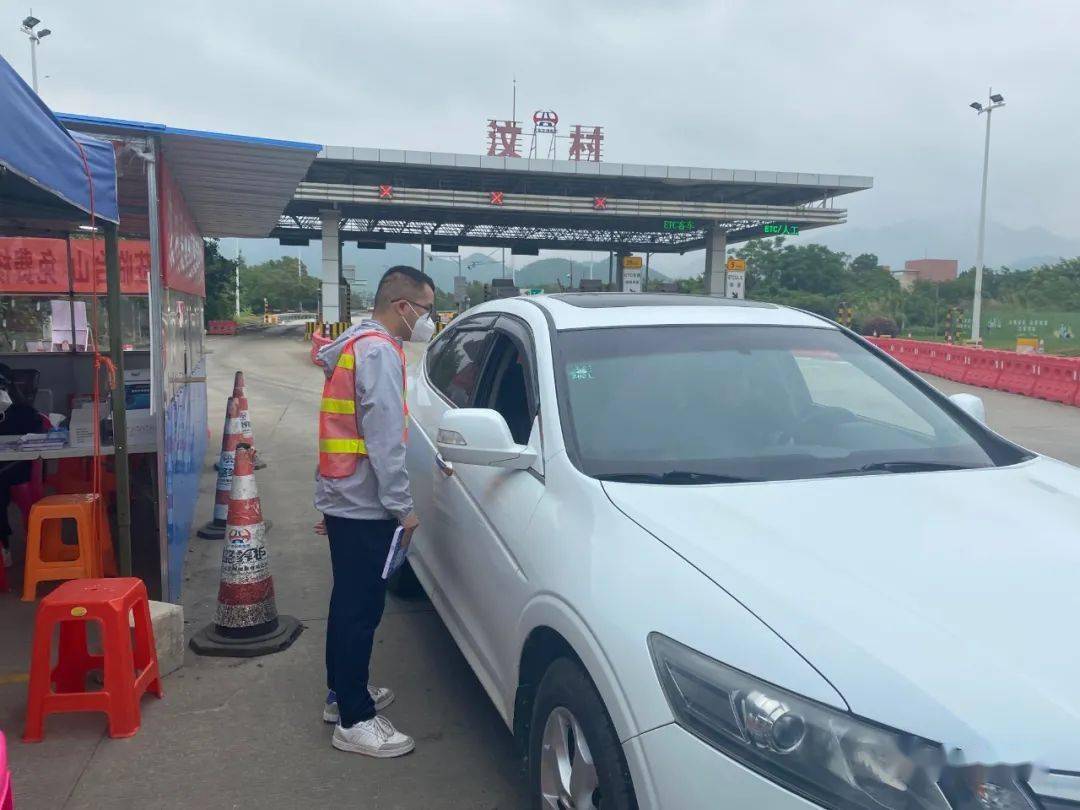 汶村镇高速健康服务点深井镇群众有序排队进行核酸采样医护人员为群众