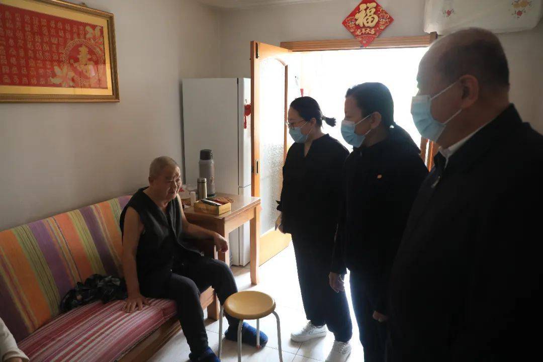 张玉刚在入户过程中还叮嘱社区工作人员,针对老年人基础疾病多,免疫力