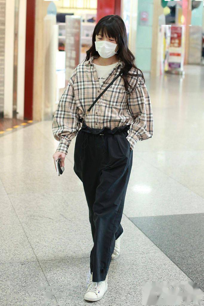 2022年4月18日,北京,演员徐娇机场街拍.