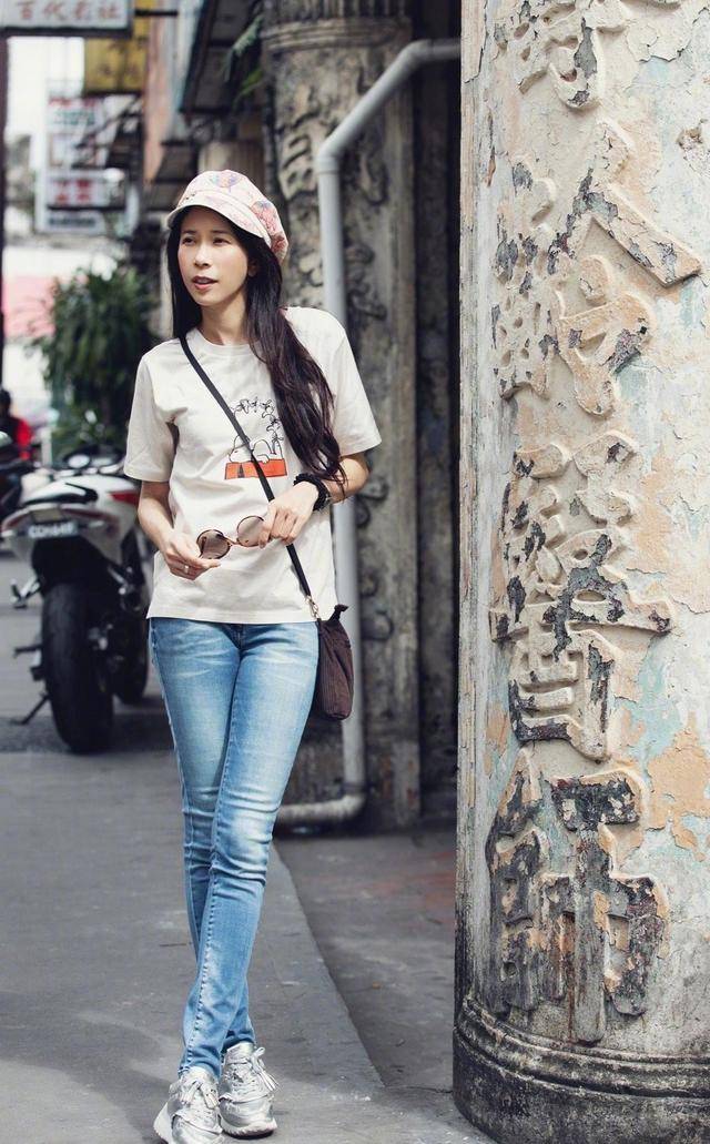 莫文蔚日常搭配真显身材_连衣裙_显得_牛仔裤