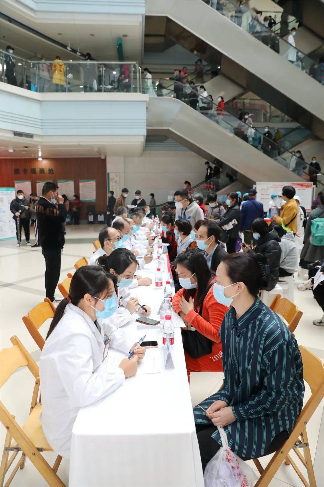 4月18日上午广西医科大学第一附属医院在门诊一楼大厅开展以癌症