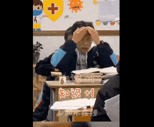 某中学晚自习期间"手捧知识灌脑"学习