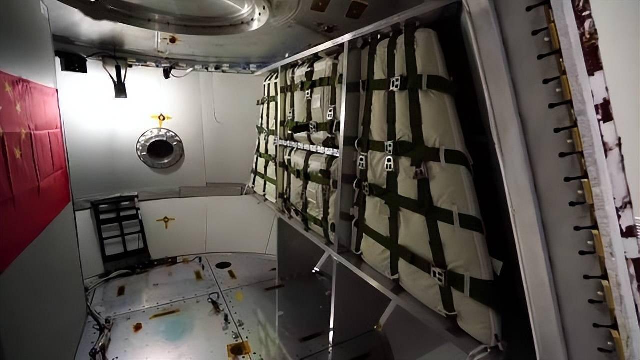 我国新一代载人飞船内部不过,为了安全起见,nasa已对载人"龙"飞船的