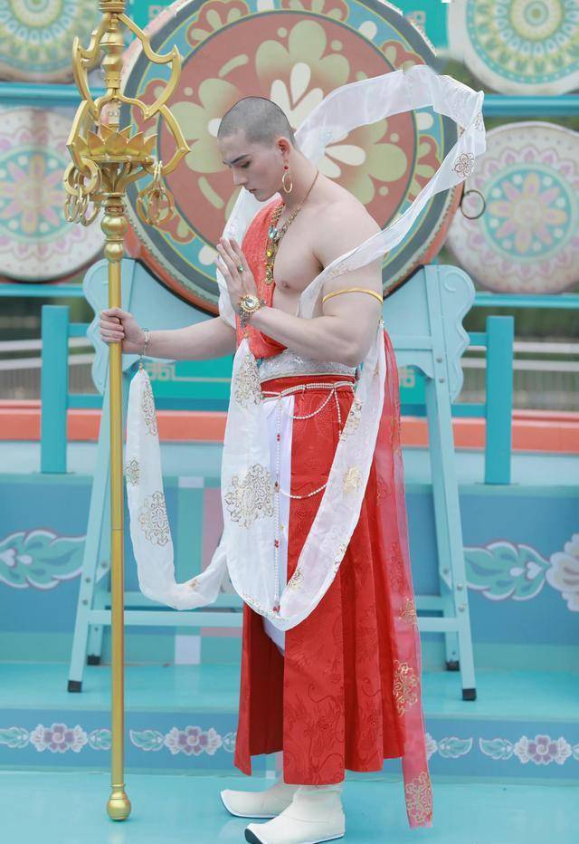 男菩萨cos走红,身材好却惨遭辱骂,诠释美必须穿着保守吗_coser_敦煌