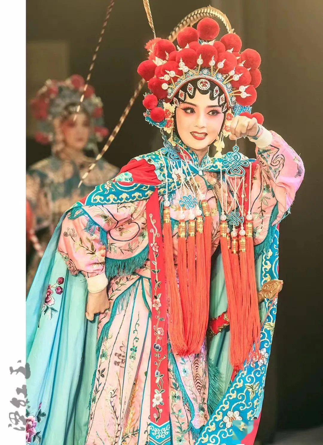 三言戏语戏中必有美冠华服