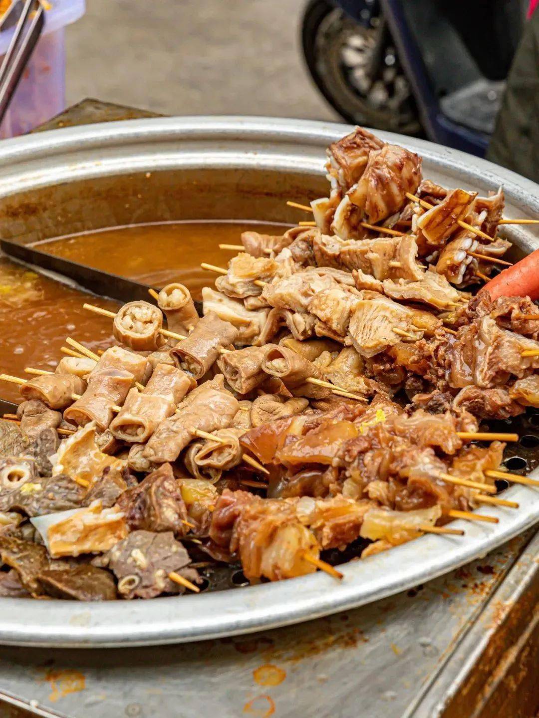 牛脆骨,牛肺,牛筋腩…大铁锅一侧码着各式牛杂串:牛肠,牛蹄筋,改过的