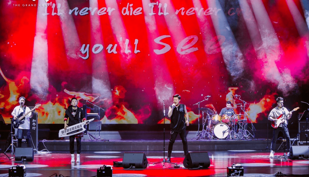 被称誉为"神似家驹嗓音"的富九和快乐男生全国总冠军诞生乐队"天空