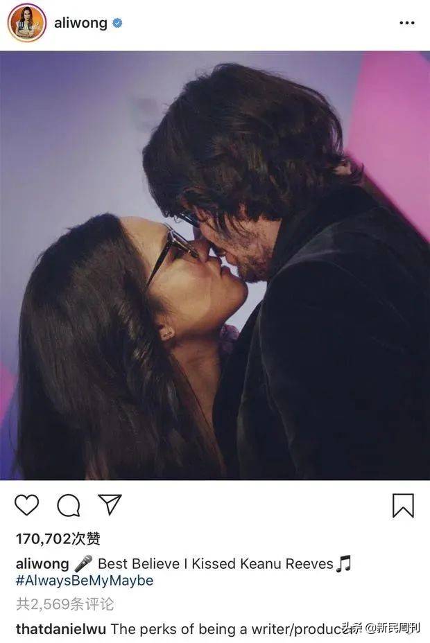 而在戏外,她和哈佛老公贾斯汀·柏田育有2个女儿,一家四口其乐融融.