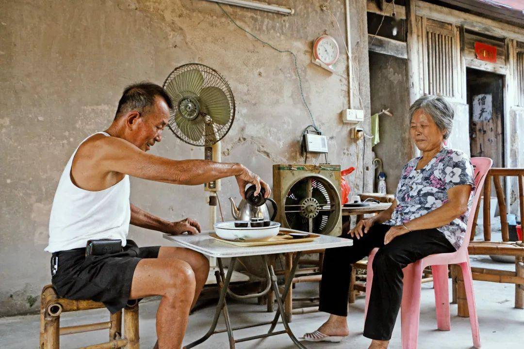 在家饭后喝茶是固定搭配,在工作的闲暇喝茶,几个人在一起,就有茶香