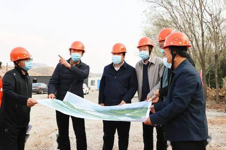 4月18日,县委书记连树斌督导调研中五井方舱隔离点建设,太行电商小镇