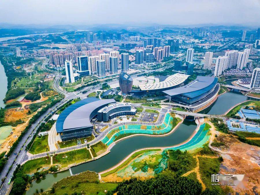 紫荆花下的柳州汽车城太漂亮了