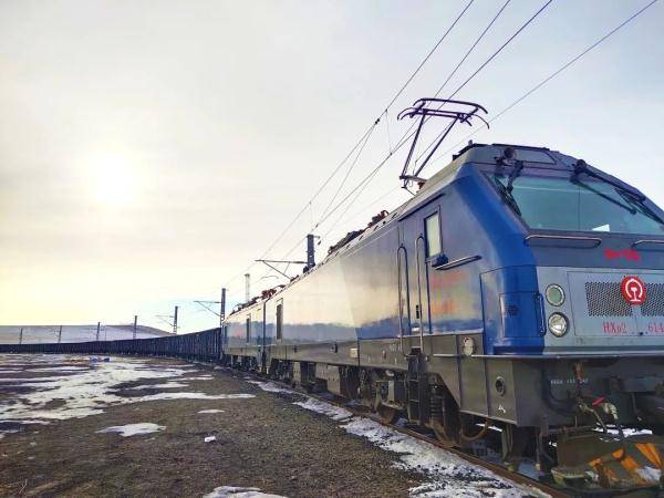 吨在裕国站至山海关站间往返6趟已在机车上连续作战3个昼夜他所在机班