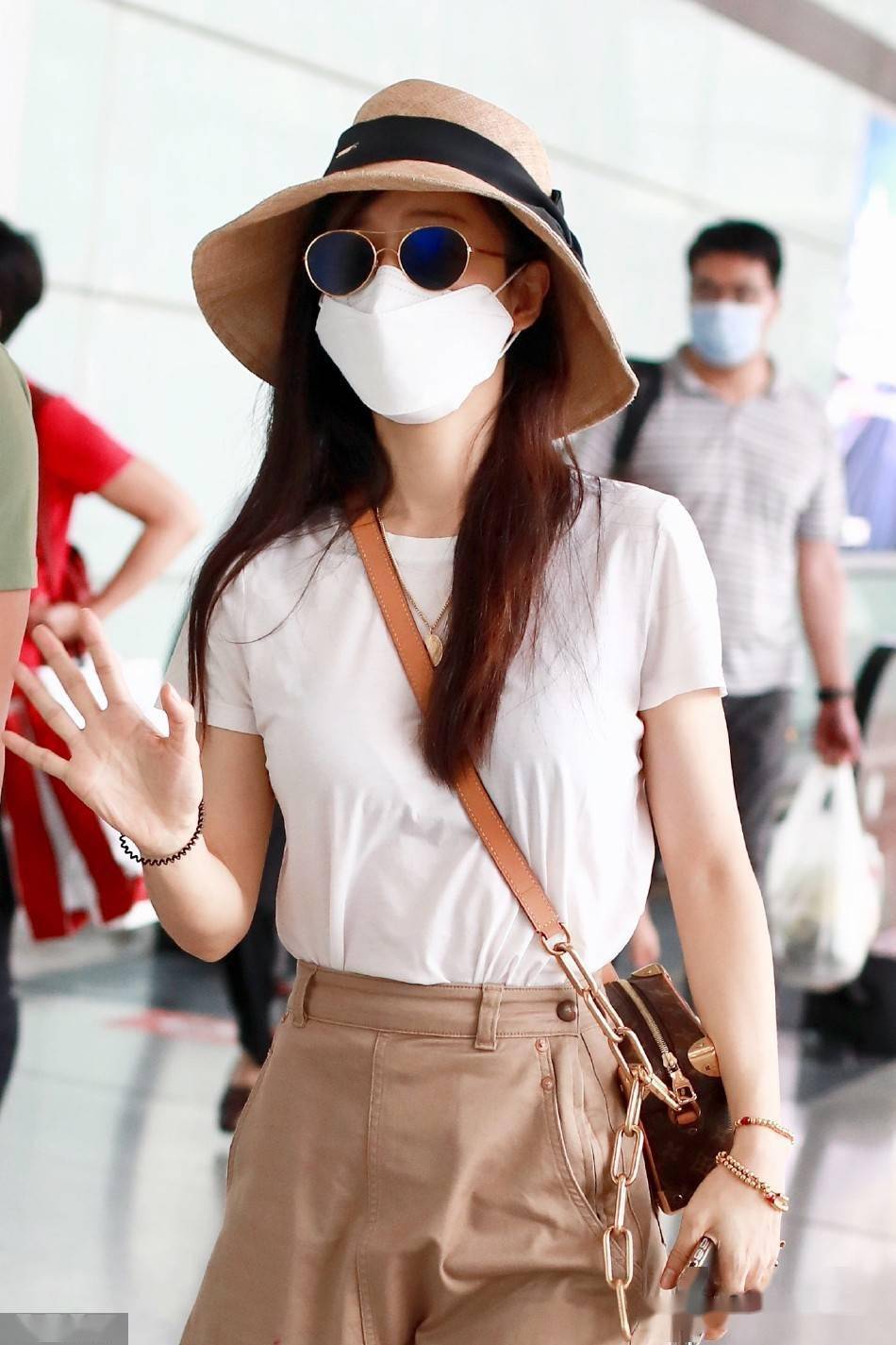 演员张静初现身北京机场着长裙搭宽檐帽休闲随性