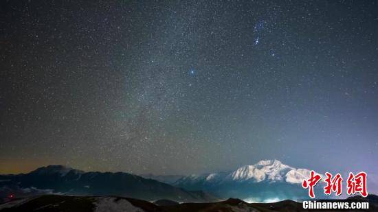 祁连山雪线之上的壮丽星河与晨曦