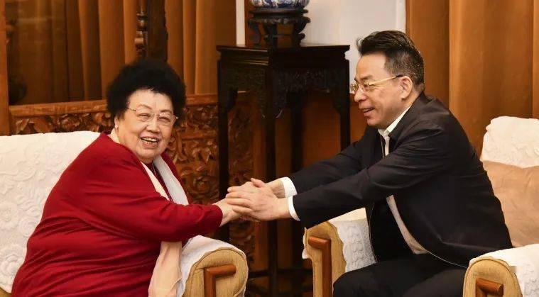 中国侨联党组成员连小敏一行莅临北京中国紫檀博物馆参观调研