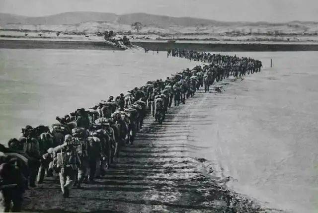 10月,中国人民志愿军雄赳赳,气昂昂,跨过鸭绿江,同朝鲜军民并肩作战