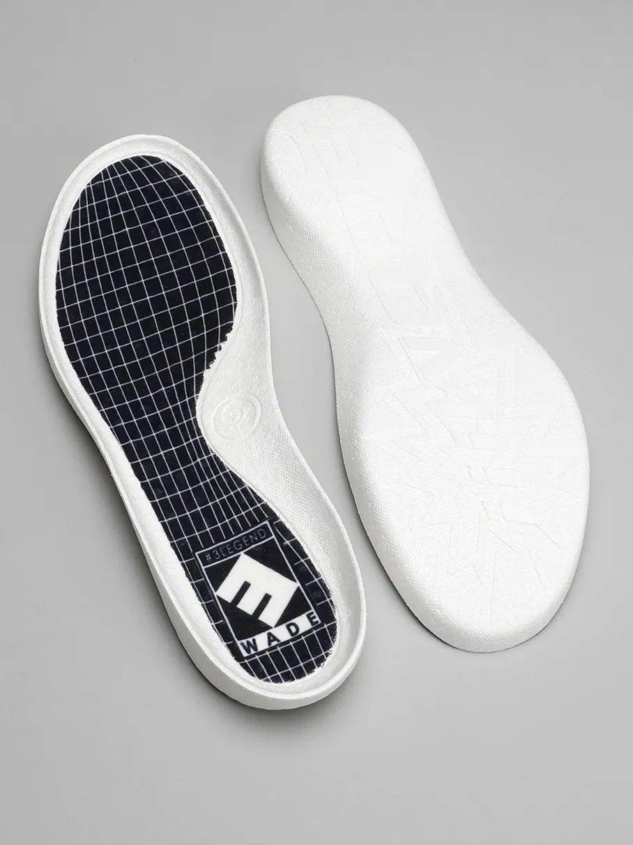 (42)材质鞋垫,杯式鞋垫设计,上翻的部分能够将双脚包裹在内,带来极