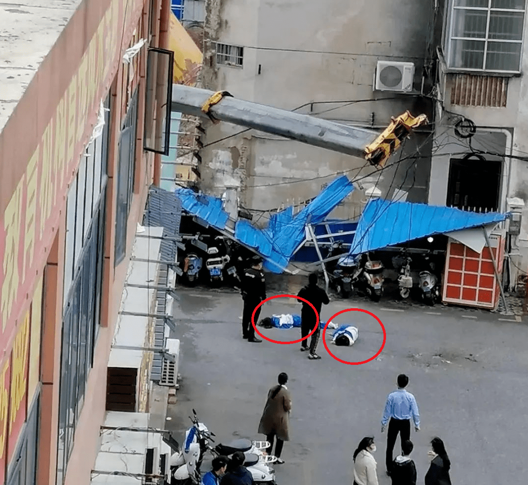 两名学生1死1伤广西钦州一工地吊车侧翻吊臂砸中2名路过的学生附现场