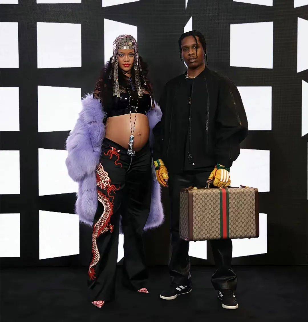 切割元素流行后，求蕾哈娜的皮肤露出面积_搜狐网, image size:1080x1129