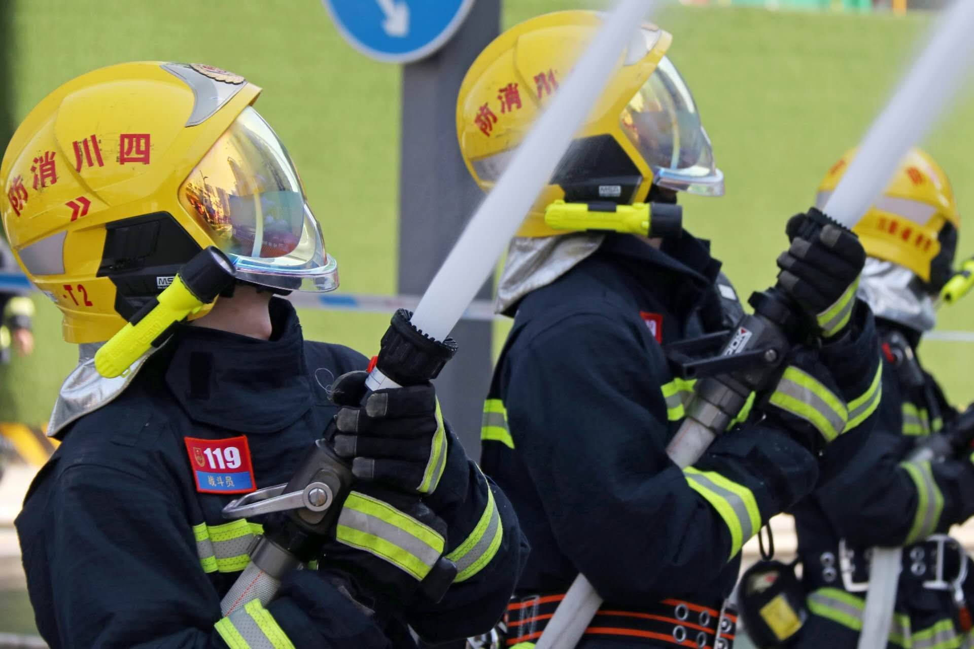 成都消防开展大运会片区高层建筑灭火救援演练_测试_处置_消防车