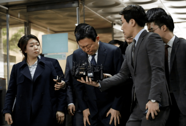 韩国财阀家族丑闻父子共享同一女星亲兄弟为财权反目互撕