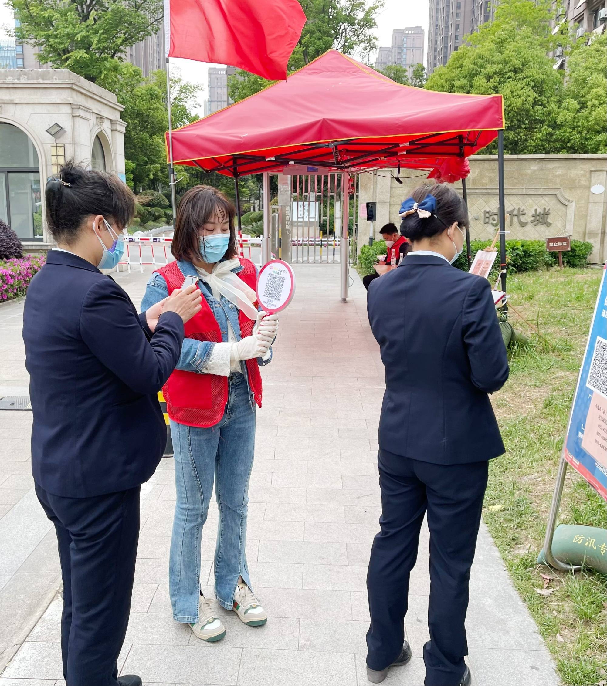 战疫镜头丨99后女城管帮居民守住绿码