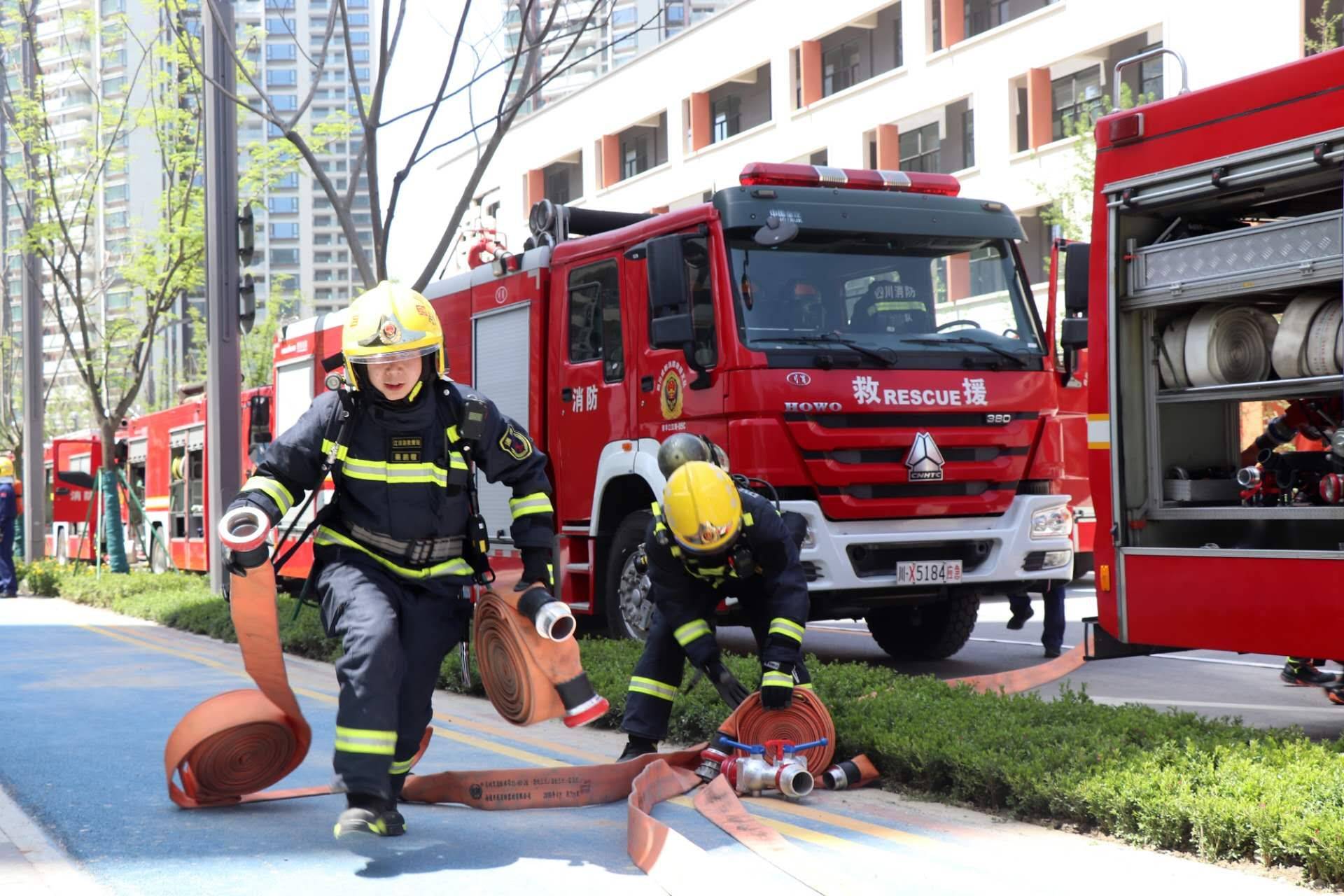 以演练服务实战成都消防开展大运会片区高层建筑灭火救援演练
