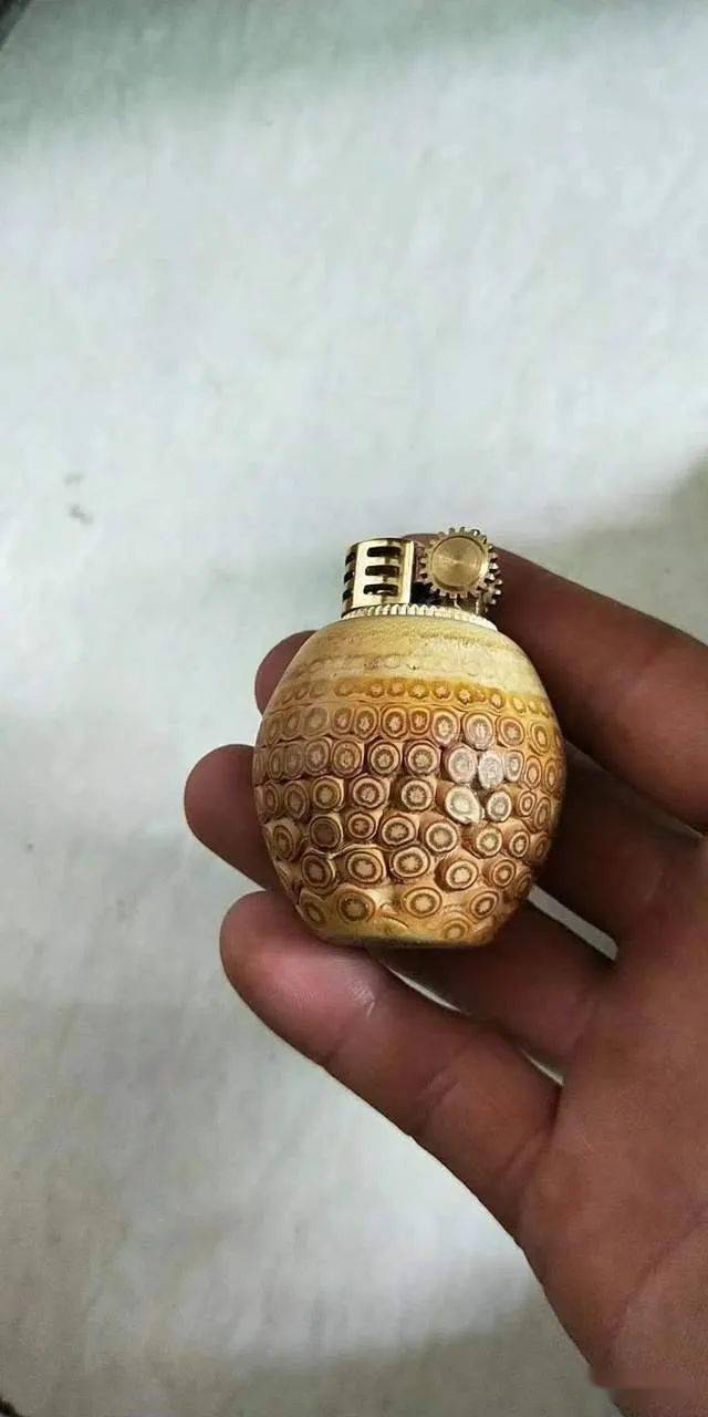 再者竹子四季常青,有着顽强的生命力,竹子空心也表示虚怀若谷,还体现