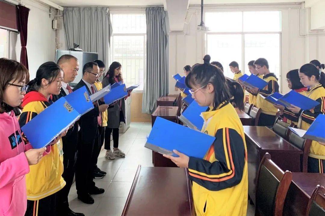 宝林中学积极推动"书香校园""书香班级"建设,倡导多读书,读好书的礼貌