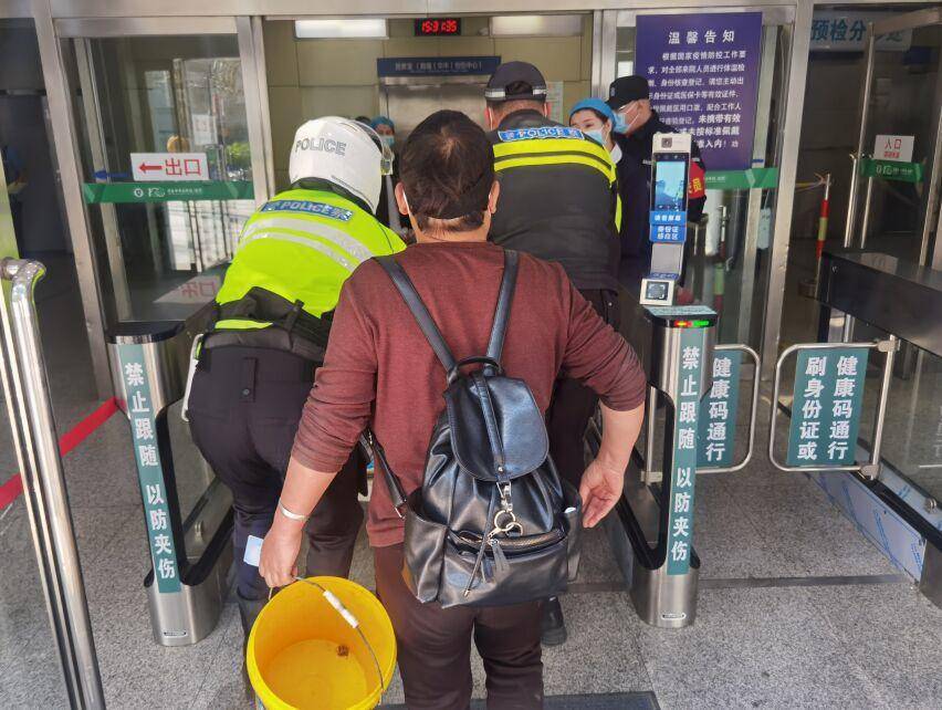 私家车紧急送医遇拥堵,崂山铁骑火速开道救助_病号_青岛市_指挥中心