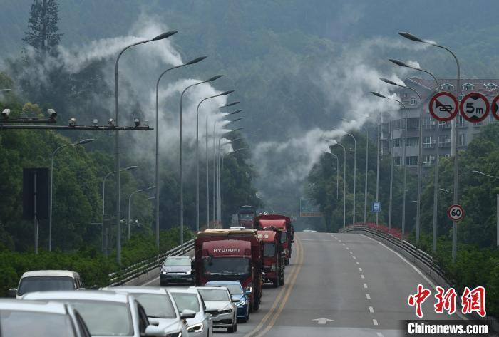 重庆街头路灯装智能喷雾系统为城市降尘_陈超_公路_璧山